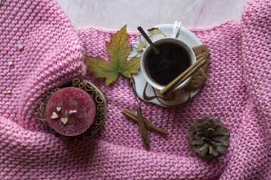 Bir fincan kahve tarçın ile. Ev dekorasyonu. Rahat düz yatıyordu.