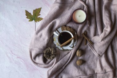 Bir fincan kahve tarçın ile. Rahat bir atmosfer.