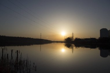 Günbatımı manzara. Günbatımı zamanı gölette. Akşam gökyüzü rengini.
