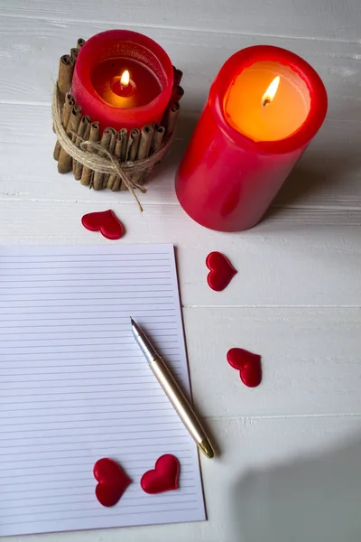 Красные Свечи Сердечки Любви Блокнот Столе Бар Копировальным Пространством — стоковое фото
