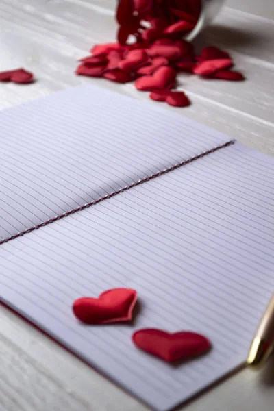 Открытые Блокноты Сердечки Любви Столе — стоковое фото
