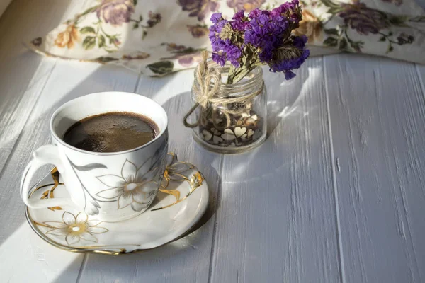 Eine Tasse Kaffee Morgen Und Wohnkultur Auf Einer Weißen Holztischplatte — Stockfoto