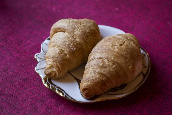 Die Croissants Einem Teller Auf Einem Tisch Nahaufnahme — Stockfoto