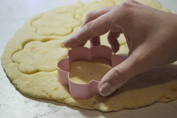 Baker Gör Cookies — Stockfoto