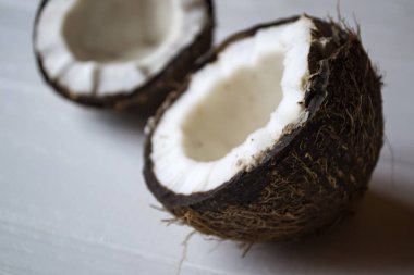 Beyaz ahşap zemin üzerine Hindistan cevizi.