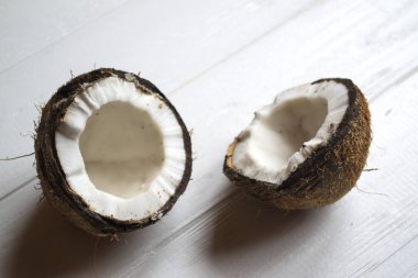 Beyaz ahşap zemin üzerine Hindistan cevizi.