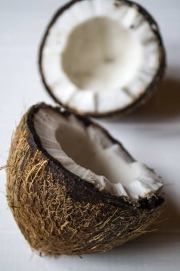 Beyaz ahşap zemin üzerine Hindistan cevizi.