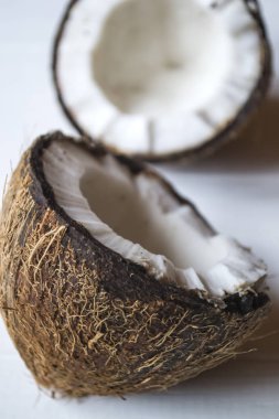 Beyaz ahşap zemin üzerine Hindistan cevizi.