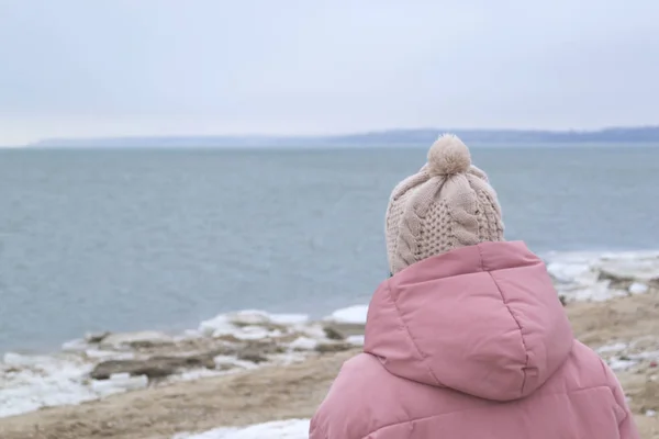 Jonge Vrouw Wandelingen Het Strand Van Winter — Stockfoto