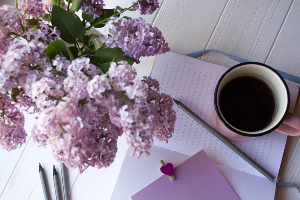 Bloc Notes Crayons Lilas Dans Vase Une Tasse Café Sur — Photo