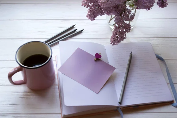 Notizblock Bleistifte Flieder Der Vase Und Eine Tasse Kaffee Auf — Stockfoto