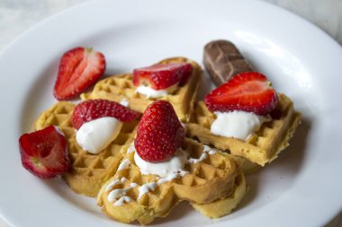 Olgun çilek waffle üzerine kapatın. Güzel ve lezzetli bir kahvaltı.