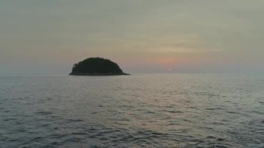 Sunset Beach Tayland beyazlı adam kayalar