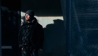 London City siyah ceketli sakallı adam modeli