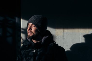 London City siyah ceketli sakallı adam modeli