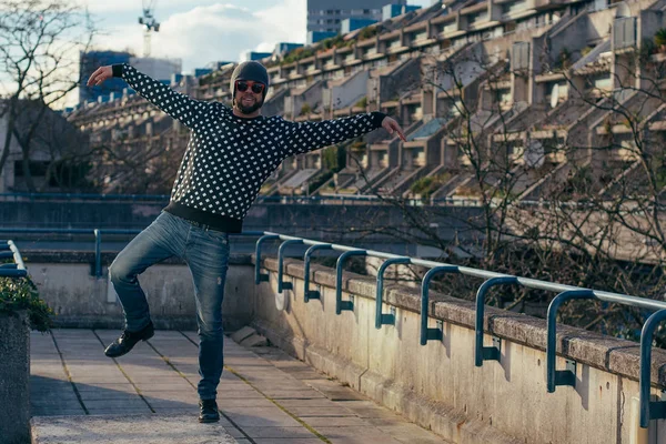 Männermodel mit Bart und Sonnenbrille in London City in schwarzer Jacke — Stockfoto