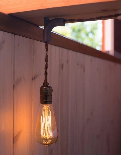 Lámpara bombilla de trabajo vintage en interior de madera —  Fotos de Stock