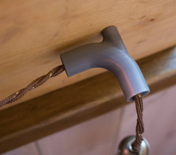 Пластиковый держатель кабеля на деревянной стене — стоковое фото