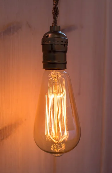 Lampadina da lavoro vintage in legno interno — Foto Stock