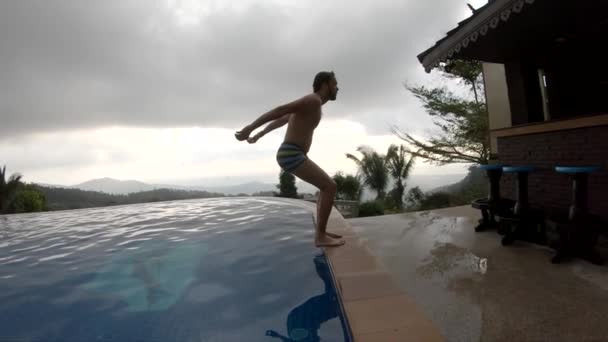 Saltar a la piscina de verano slow motion en Tailandia — Vídeos de Stock