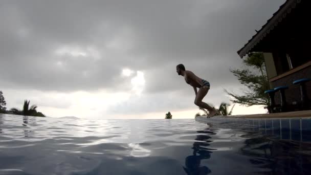 Saltar a la piscina de verano slow motion en Tailandia — Vídeos de Stock