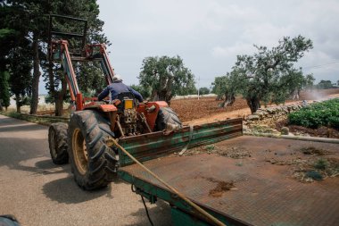 Traktör araba yolda Italya apulia