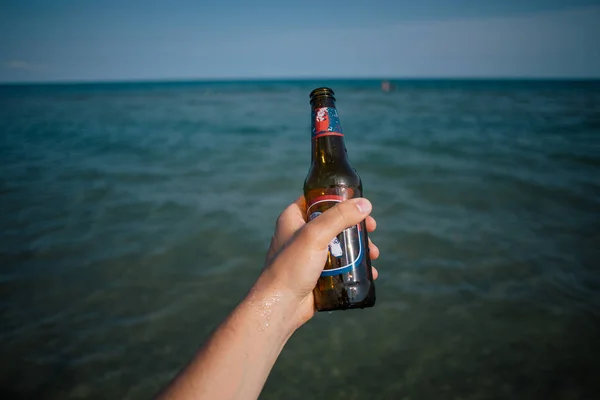 Garrafa no mar de mão em Itália apulia — Fotografia de Stock