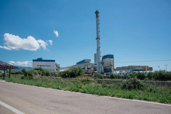 Fabriek in de buurt van de weg in Italië — Stockfoto