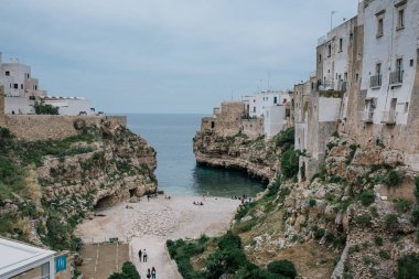 A Mare apulia İtalya Polignano kıyılarında kayaların üzerinde eski evler