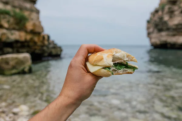 Гамбургер это рука в Polignano а Mare apulia Италии — стоковое фото