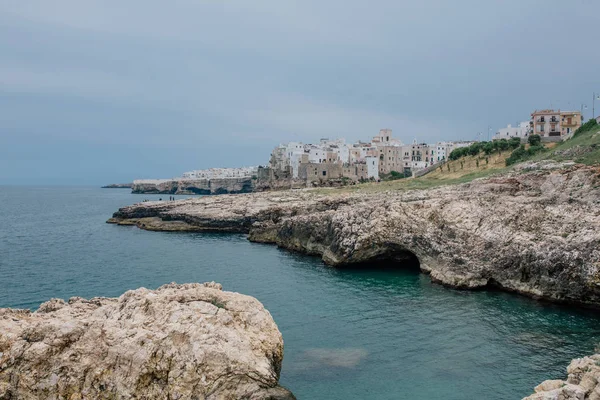 Antiguas casas de época en las rocas de la costa en Polignano a Mare apulia Italia — Foto de Stock