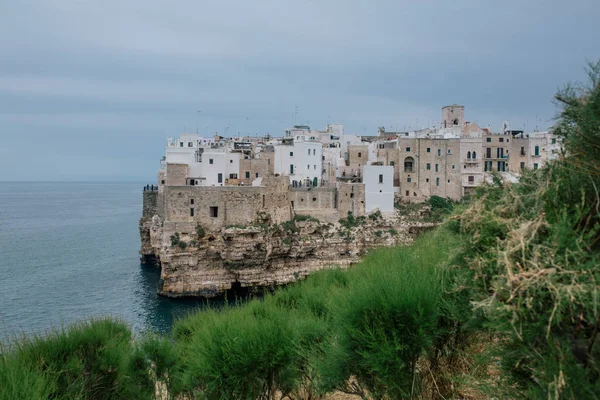 A Mare apulia İtalya Polignano kıyılarında kayaların üzerinde eski evler