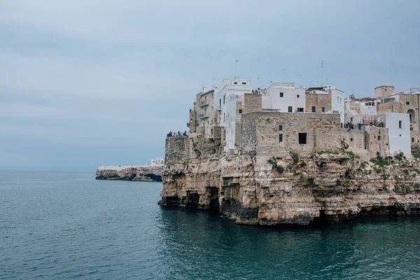 Gamla vintage hus på klipporna vid kusten i Polignano a Mare Apulien Italien — Stockfoto
