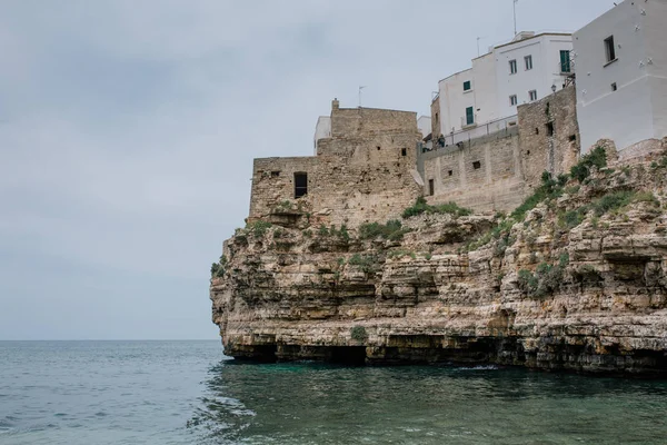 Gamla vintage hus på klipporna vid kusten i Polignano a Mare Apulien Italien — Stockfoto