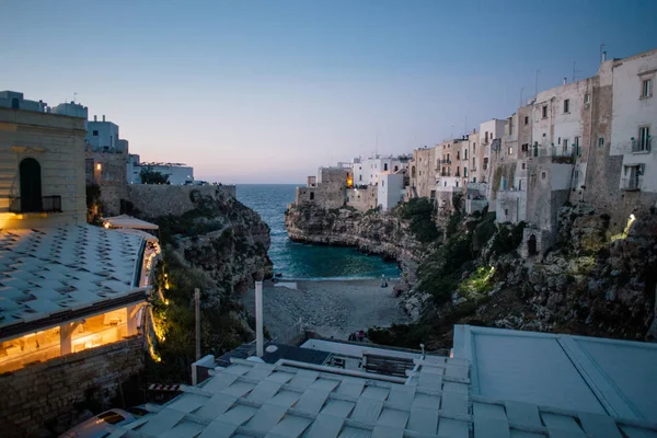 Natt staden Polignano mare Apulien street i Italien — Stockfoto