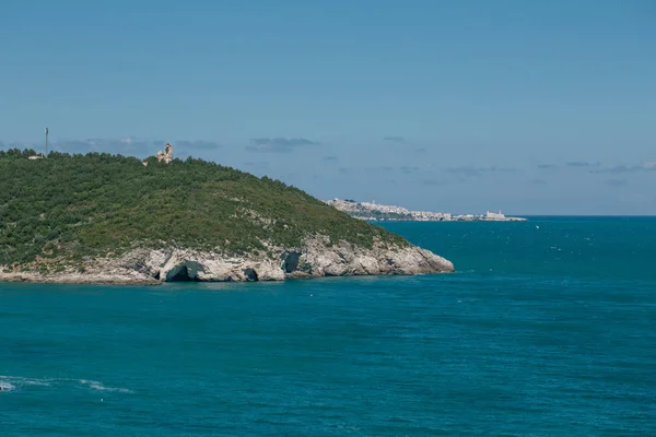 Vita stenar och blå havet vieste Apulien i Italien — Stockfoto