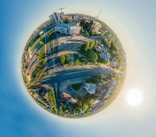 360 VR Drone r casas de la ciudad de Riga y bloque de pisos, imagen de verano para la realidad virtual, Street Panorama — Foto de Stock