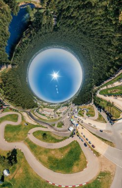 Bikirnieki yarış parça Riga şehirde bir blok daire 360 Vr dron resmin sanal gerçeklik, cadde Panorama için