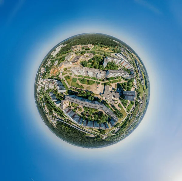 Verano Riga ciudad Bloque de pisos 360 VR Drone imagen para la realidad virtual, Street Panorama — Foto de Stock