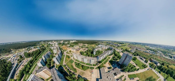 Verano Riga ciudad Bloque de pisos 360 VR Drone imagen para la realidad virtual, Street Panorama — Foto de Stock