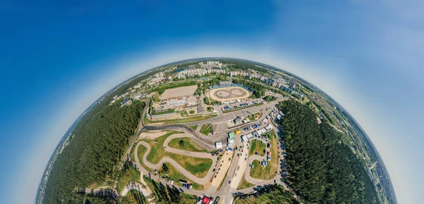 Bikirnieki Racing track in Riga-stad een blok van flats 360 Vr Drone foto voor virtuele werkelijkheid, Street Panorama — Stockfoto