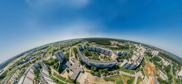 Verano Riga ciudad Bloque de pisos 360 VR Drone imagen para la realidad virtual, Street Panorama — Foto de Stock