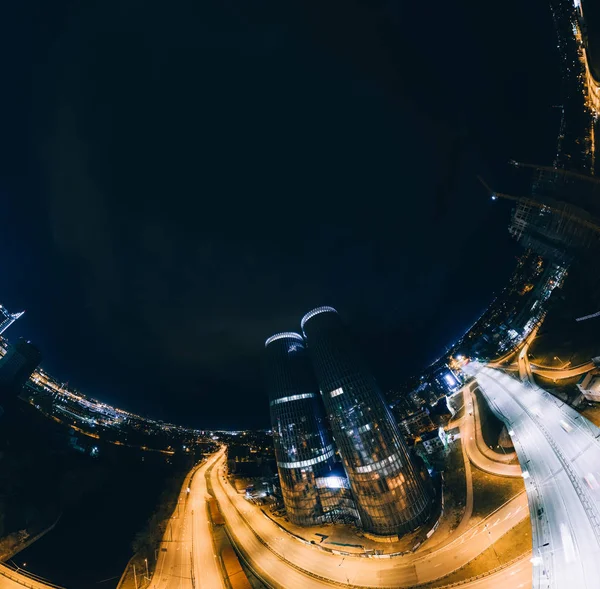 Nacht huizen in Riga stad 360 Vr Drone foto voor Virtual reality, Panorama de torens — Stockfoto