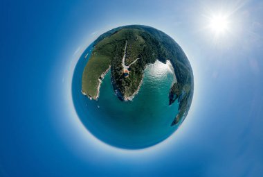 İtalya dron 360 vr Vieste Apulia şehir deniz kıyı şeridi mavi