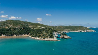 İtalya dron 360 vr Vieste Apulia şehir deniz kıyı şeridi mavi