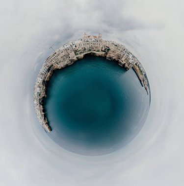 Polignano Mare Apulia şehir deniz kıyı şeridi ve İtalya dron 360 vr beyaz evleri