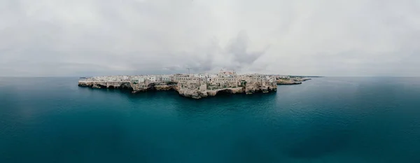 Polignano a Mare Apulia Ciudad Mar Costa y casas blancas en Italia Drone 360 vr — Foto de Stock