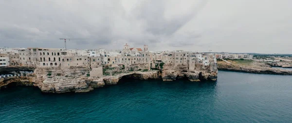 Polignano en Mare Apulien staden havets kust och vita hus i Italien Drone 360 vr — Stockfoto