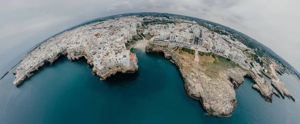 Polignano en Mare Apulien staden havets kust och vita hus i Italien Drone 360 vr — Stockfoto