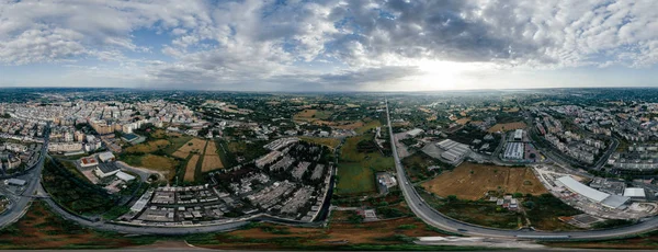 Putignano Apulia casas de ciudad y carreteras en Italia Drone 360 vr foto — Foto de Stock